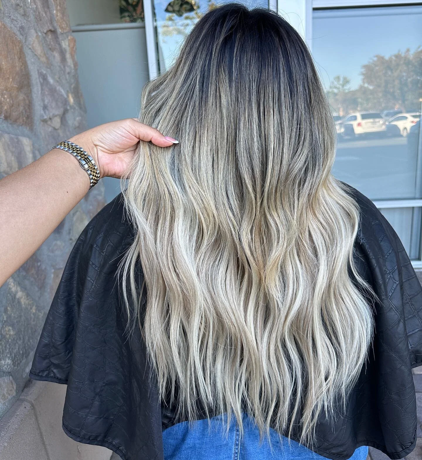 Summer time fine 😍 
&bull;
&bull;

#sandiegohairstylist #southsandiegohair #extensions #hairextensionspecialist #blondehair #blondebalayage #summerhair #redkinshadeseq #redken #schwarzkopf #blondeme