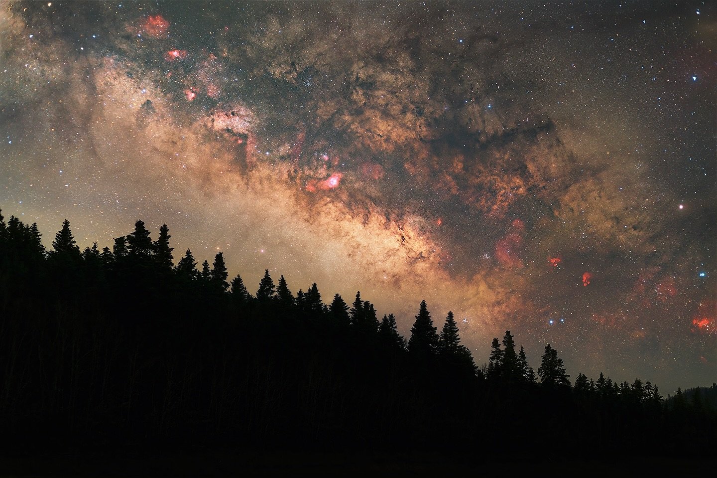 The early Milky Way rises over the slopes of Plastiras Lake in Greece. With just a 30-minute window before twilight, the lights bleed into the sky, creating a surreal and dynamic atmosphere.
We have very few spots for our workshop on Crete! Check @t