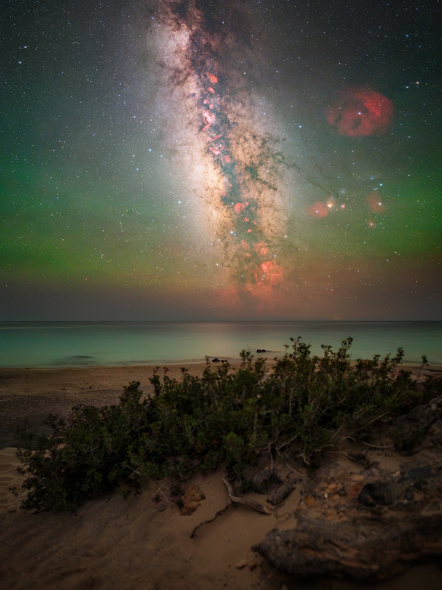 During the first night of our workshop with @thestarlightadventures we had a short burst of airglow that covered pretty much the whole sky! Nothing can beat a cozy night of astrophotography on the beach ππ»
3 shot vertorama with @sonyalpha a7IIIa +
