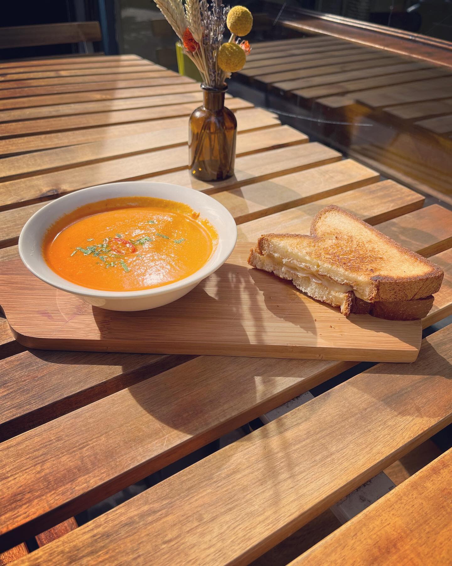 Perfect Fall days call for grilled cheese sandwiches and our tomato bisque, or just half a sandwich if you please!
.
.
.
#threeofcupssoho #sohorestaurant #eatupnyc #forkyeahfoodies #newforkcity #foodstagram #grilledcheese #sandwiches #eeeeeats #infat