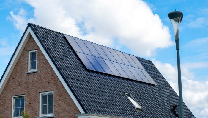 house-roof-with-solar-panels-700x400.jpg