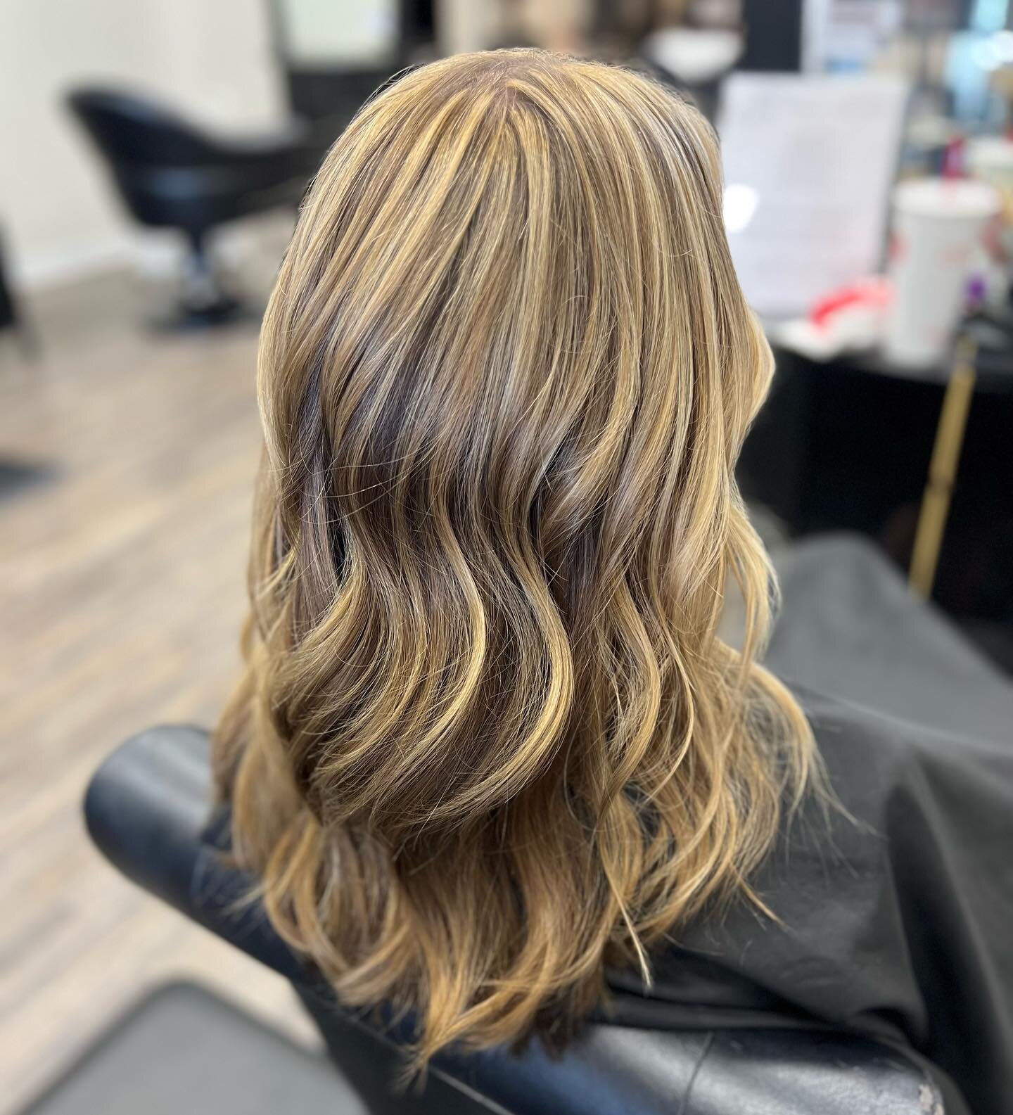 the perfect beige doesn't exist- YES IT DOES🙈🙈

also 3 rows of @perfectress_us ultimate link weft extensions to give this babe some length and volume in preparation for her wedding day!! 🥰🥰