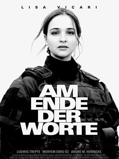 Buchcover mit dem Titel „Am Ende der Worte“ von Lisa Vicari, Schwarz-Weiß-Foto einer Frau in Polizei-Uniform, Name Lisa Vicari oben, mit weiteren Autoren Namen am unteren Rand.