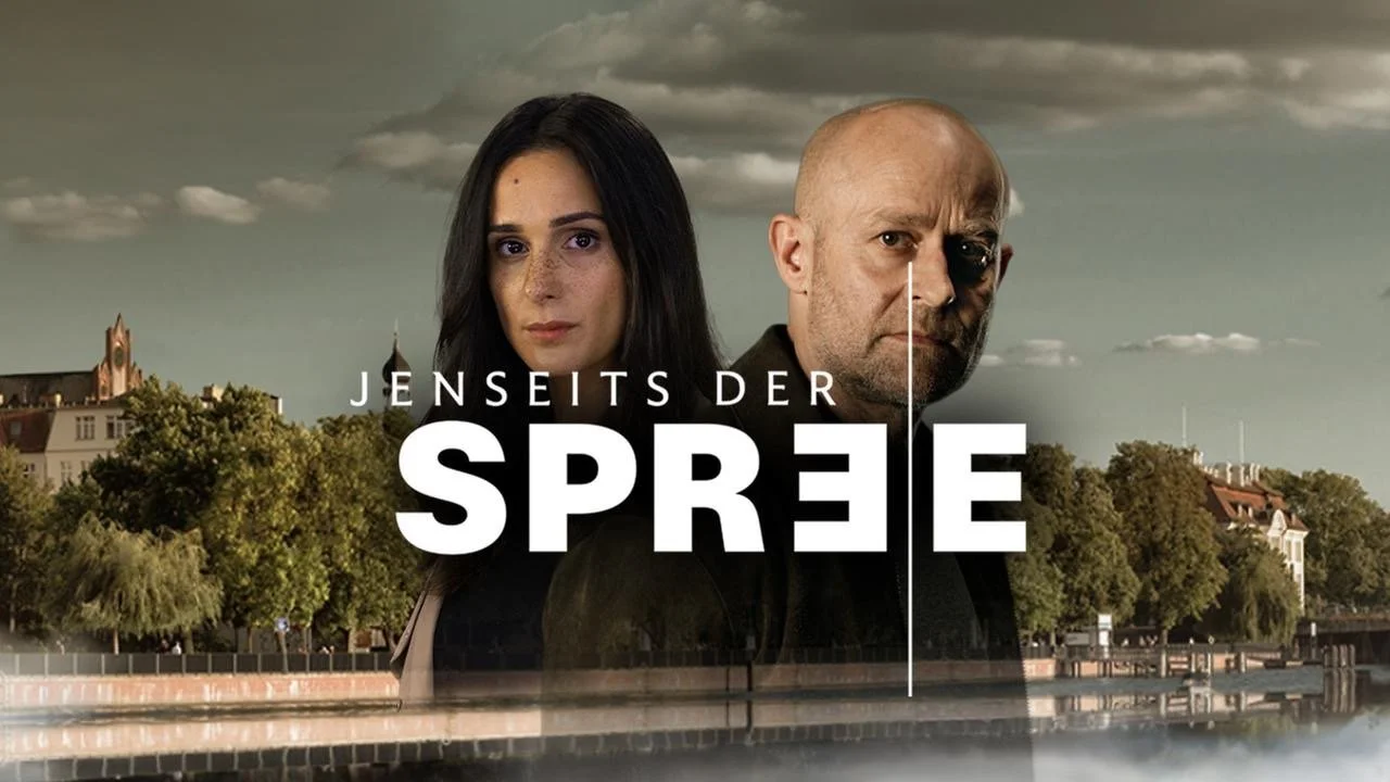 Ein Mann und eine Frau stehen vor einer städtischen Landschaft mit Bäumen und Gebäuden, das Bild ist in dunklen Tönen gehalten, mit dem Titel 'Jenseits der Sprache' im Vordergrund.