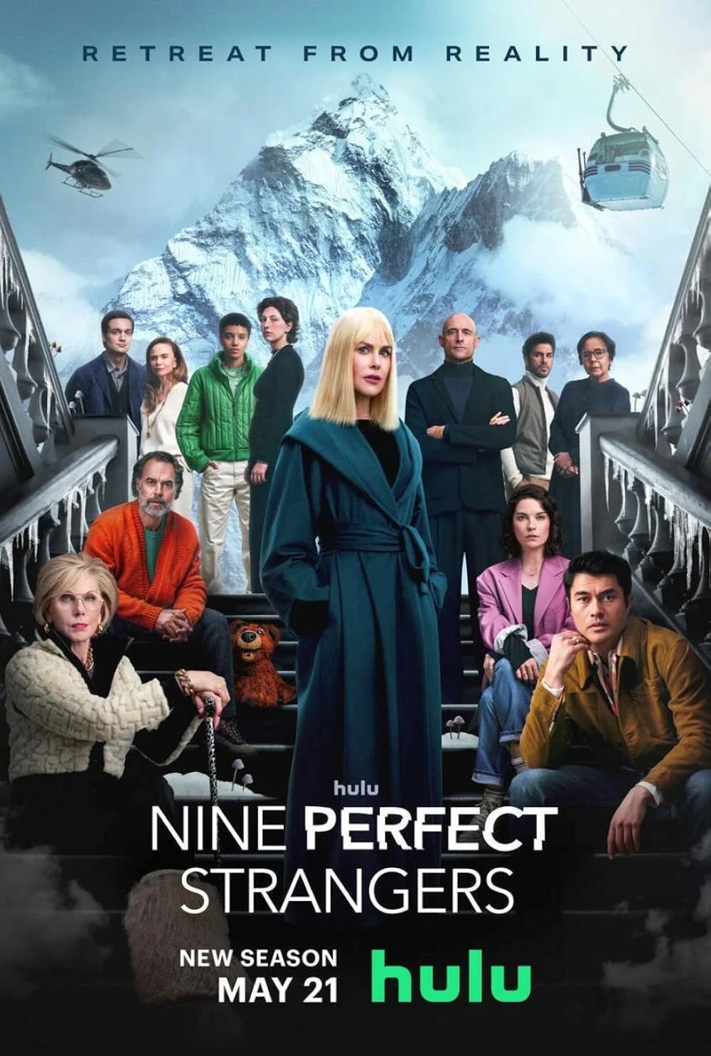 Werbeplakat für die Serie "Nine Perfect Strangers" mit einem Körn, einer Bergkulisse, einer Seilbahn und acht Personen unterschiedlicher Ethnien und Altersgruppen, die auf einer Treppe versammelt sind.