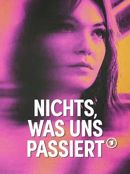 Ein Buchcover mit einem close-up Porträt eines jungen Mädchens, in rosa und gelben Farben, mit dem deutschen Titel "Nichts, was uns passiert."