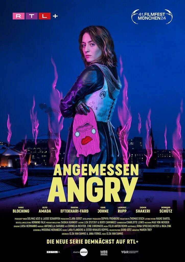 Werbeplakat für die Serie 'Angemessen Angry' auf RTL+, mit einer jungen Frau in dunklem Outfit, Neonfarben und einer Comics-tastigen Tasche, im Hintergrund ein nächtlicher Stadtblick und lila Blitze.