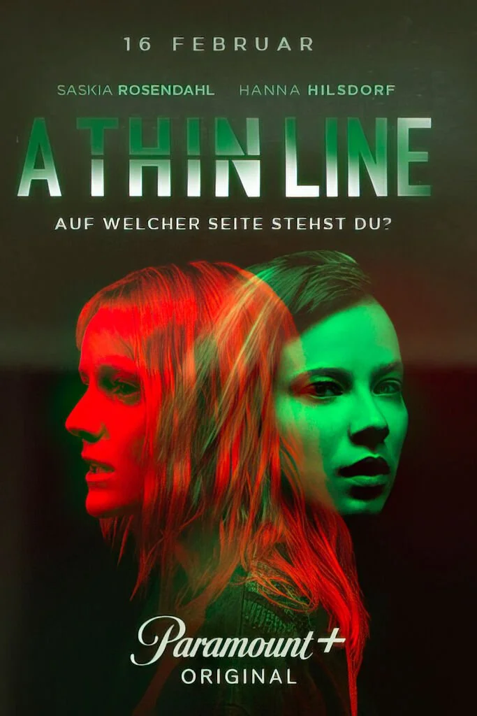 Veranstaltungsplakat für das Stück 'A Think Line' mit den Schauspielerinnen Saskia Rosendahl und Hanna Hilsdorf, das am 16. Februar läuft. Das Plakat zeigt Kunstporträts der beiden Frauen in Rot und Grün. Logos von Paramount+ sind ebenfalls sichtbar.