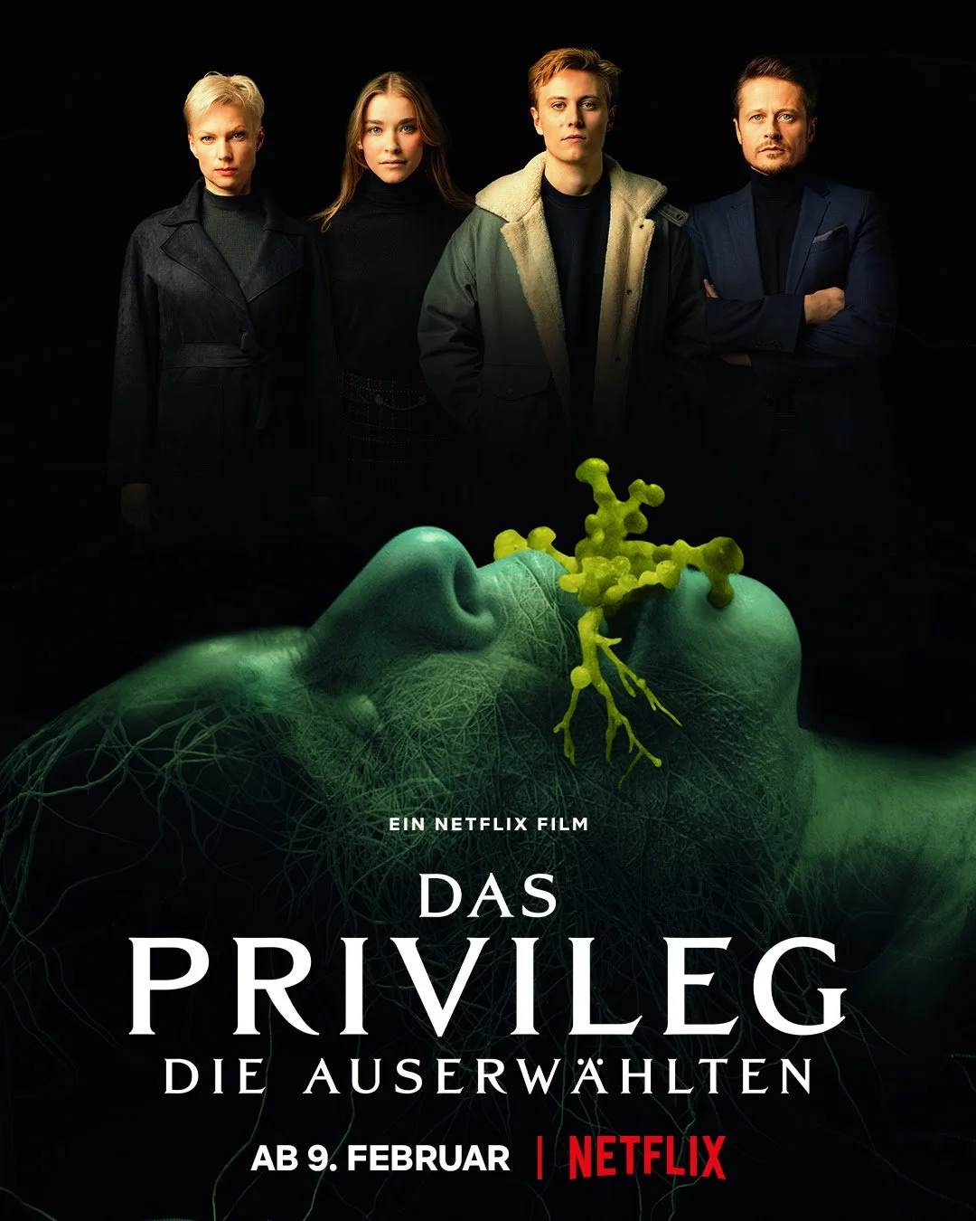 Poster für den Netflix-Film 'Das Privileg: Die Auserwählten' mit fünf Menschen im Hintergrund und einer großen grünen Silhouette eines Gesichts im Vordergrund, verbunden mit einer DNA-Struktur und einer grünen geklonten Zelle auf der Haut.