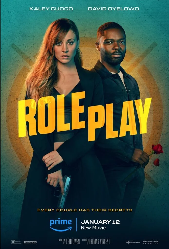 Plakat für den Film 'Role Play' mit den Schauspielern Kaley Cuoco und David Oyelowo, die neben einem roten Rosenblatt stehen. Kaley Cuoco hält eine Waffe, während David Oyelowo eine Rose in der Hand hält. Der Film erscheint am 12. Januar auf Amazon P