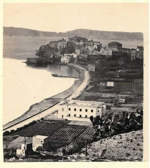 Fig.-28-Pozzuoli-cartolina.jpg