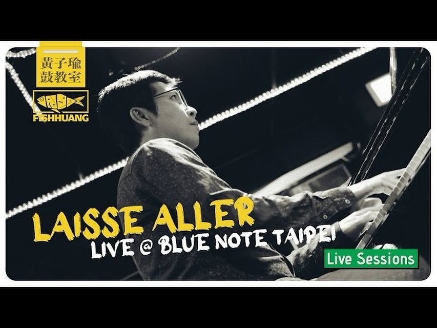 #黃子瑜鼓教室 #曾增譯 

今晚十點首播
曾增譯 - Laisse Aller @ Blue Note Taipei｜黃子瑜 Live Sessions
#linkinbio

十年前增譯剛發行他回台灣後的首張專輯，我就特別喜歡專輯裡面的這首歌，不只是因為他非常好聽，而且還有很特別的節奏，卻不會讓人感到厭煩（怪拍子歌常有的通病），當時花很多時間跟著 CD play-along，甚至還跑去聽了他們現場好幾次，近距離學習一下鼓手 Sebastiaan Kaptein 的詮釋方式。而十年後又再次演奏