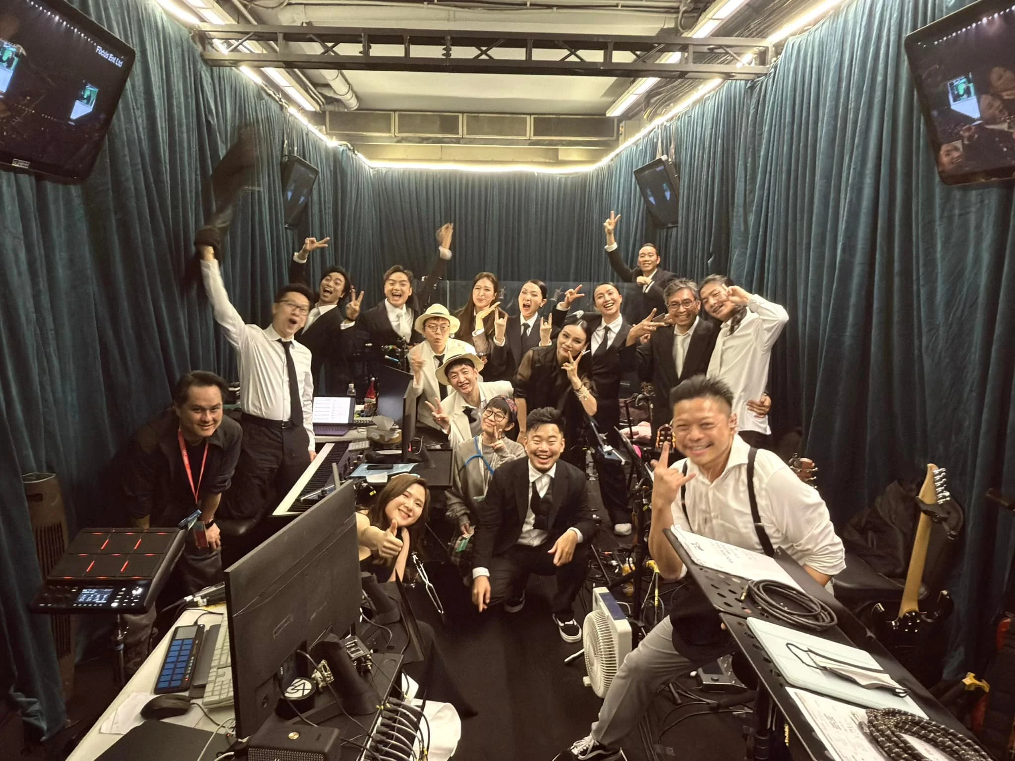 #2025
2025~
就這樣跟一群夥伴還有劉德華這樣一起過了!
好奇大家新年是怎麼過的 🫰🏻
大家新年快樂呀!
新的一年還請大家多多指教~