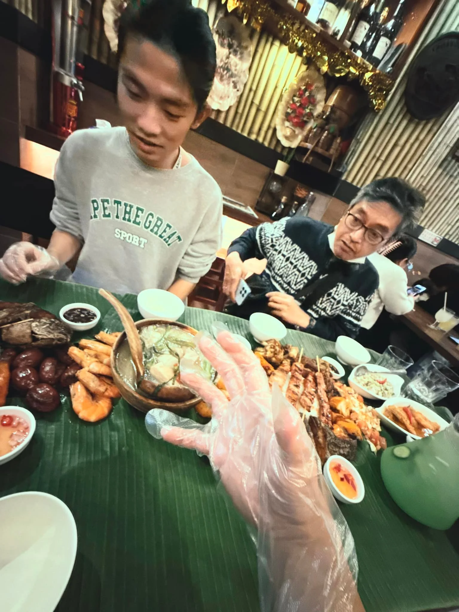 #菲律賓大餐

前幾天咱們德華叔吉他手 Dodong 請我們來吃他覺得香港最道地的菲律賓家鄉菜，雖然之前跟 Bernard (另一位香港知名 Saxophone，爸爸是菲律賓人) 在馬來西亞吃飯的時候已經見識過 - 其實菲律賓也是會用手吃飯的 (抱歉也許是我孤陋寡聞) ，但這次來到尖沙嘴的這間餐廳，還是想來親身體驗，畢竟看人用手吃跟自己用手吃是完全不同的感覺。

我不太會形容食物，但很多時候讓我想起以前在家裡我媽或是我外婆煮的一些食物，尤其是那道煎魚。甜點叫做 Special Halohalo，