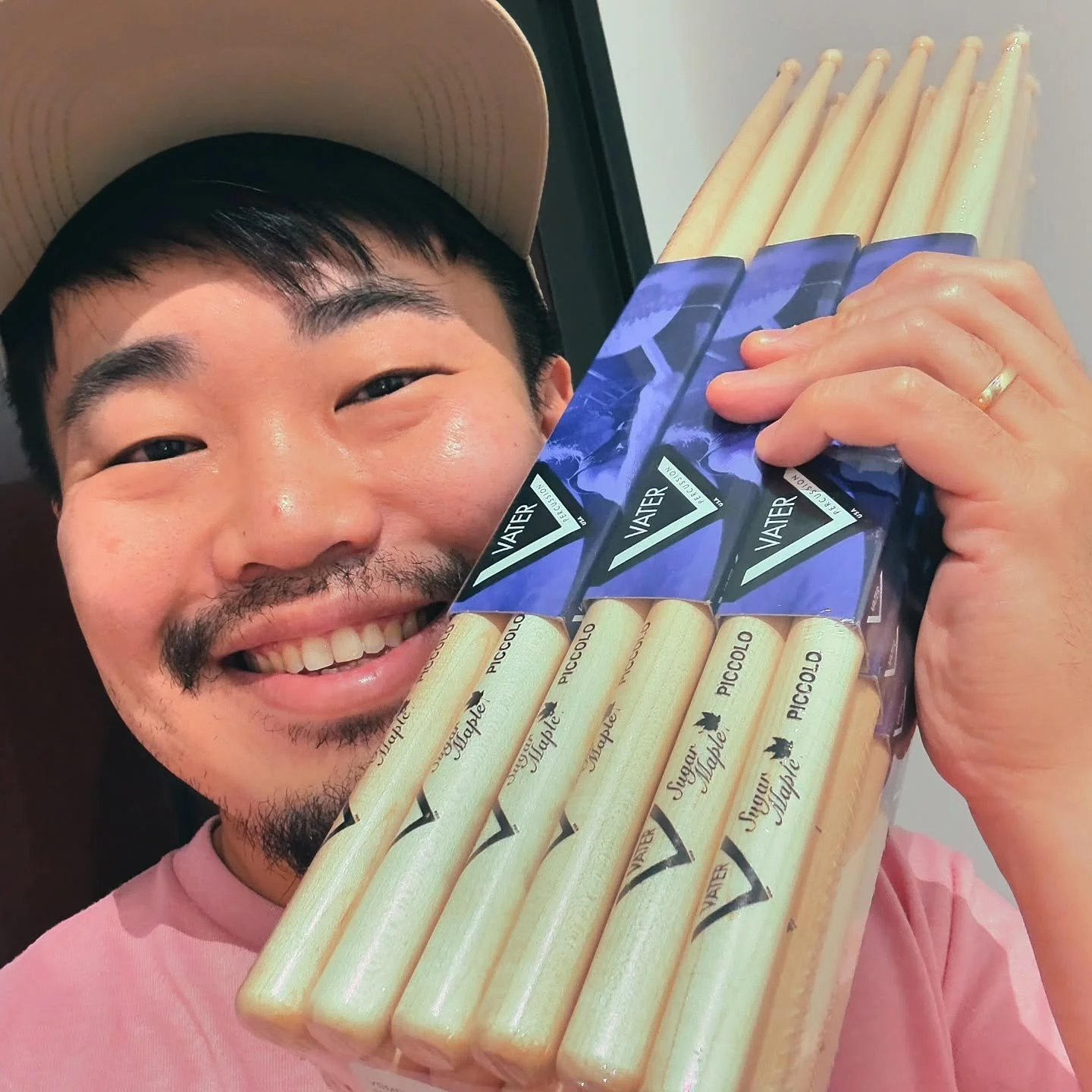 #vater #劉德華 #268music 
劉德華半年72場巡演下來,其實鼓棒的消耗是很可觀的。特別感謝台灣 Vater 以及 268 阿倫老師的支援,讓我可以無後顧之憂的,盡情地揮灑我的熱情(安心猛烈地敲擊我的鼓棒)!劉德華72場唯一使用鼓棒 “Vater Sugar Maple Piccolo” ✌🏻
@vaterdrumsticks 
@268music