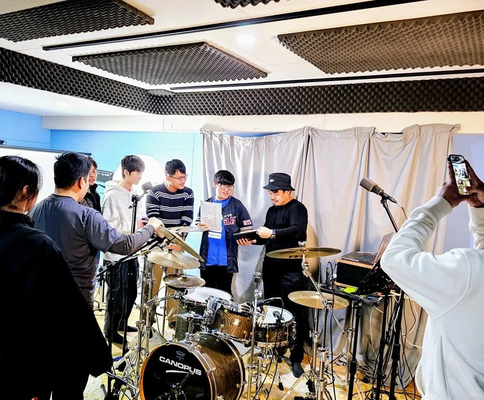 #職人養成學院 #黃子瑜鼓教室 #職業鼓手 
你手上的樂譜是什麼樣子呢?!
是密密麻麻的筆記
乾乾淨淨沒有記錄
還是五顏六色的標記呢
#魚編好奇發問
圖片|【演唱會鼓手專攻班】工作坊 課後側拍
本週剛從腸病毒攻擊中恢復的子瑜老師,向學生們展示他平板裡的筆記。