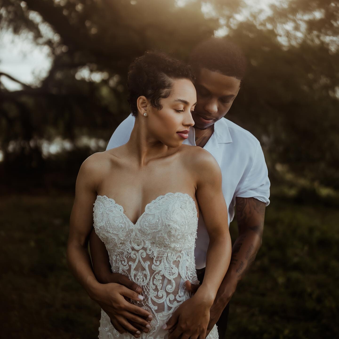 These two are 🔥🔥🔥
At Camp @unraveledacademy one of the exercises was to capture this wedding couple at high sun with a partner and you had one minute to get creative and grab your shots. I love working under pressure, trying new things, and seeing
