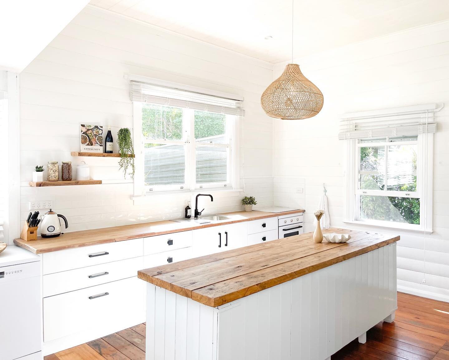 A light-filled kitchen in an old Bangalow home we styled a while ago that had some cosmetic renovations and touch ups, keeping the history and character 🤍