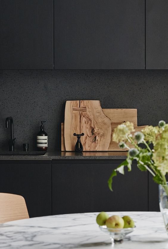  If you like black, (I’m guessing if you’ve made it this far that you do indeed!) keep scrolling for more beautiful noir kitchens...     via  estliving.com  