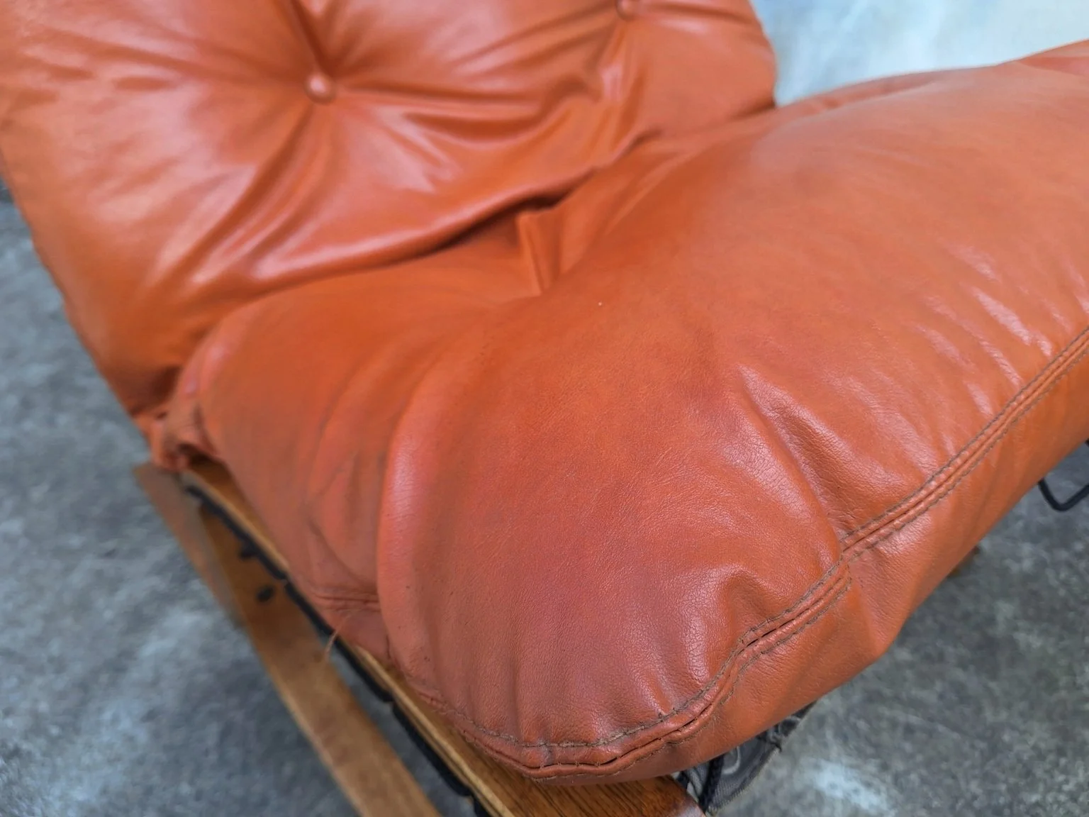 Vintage cognac vinyl upholstery condition on Ingmar Relling Siesta chair