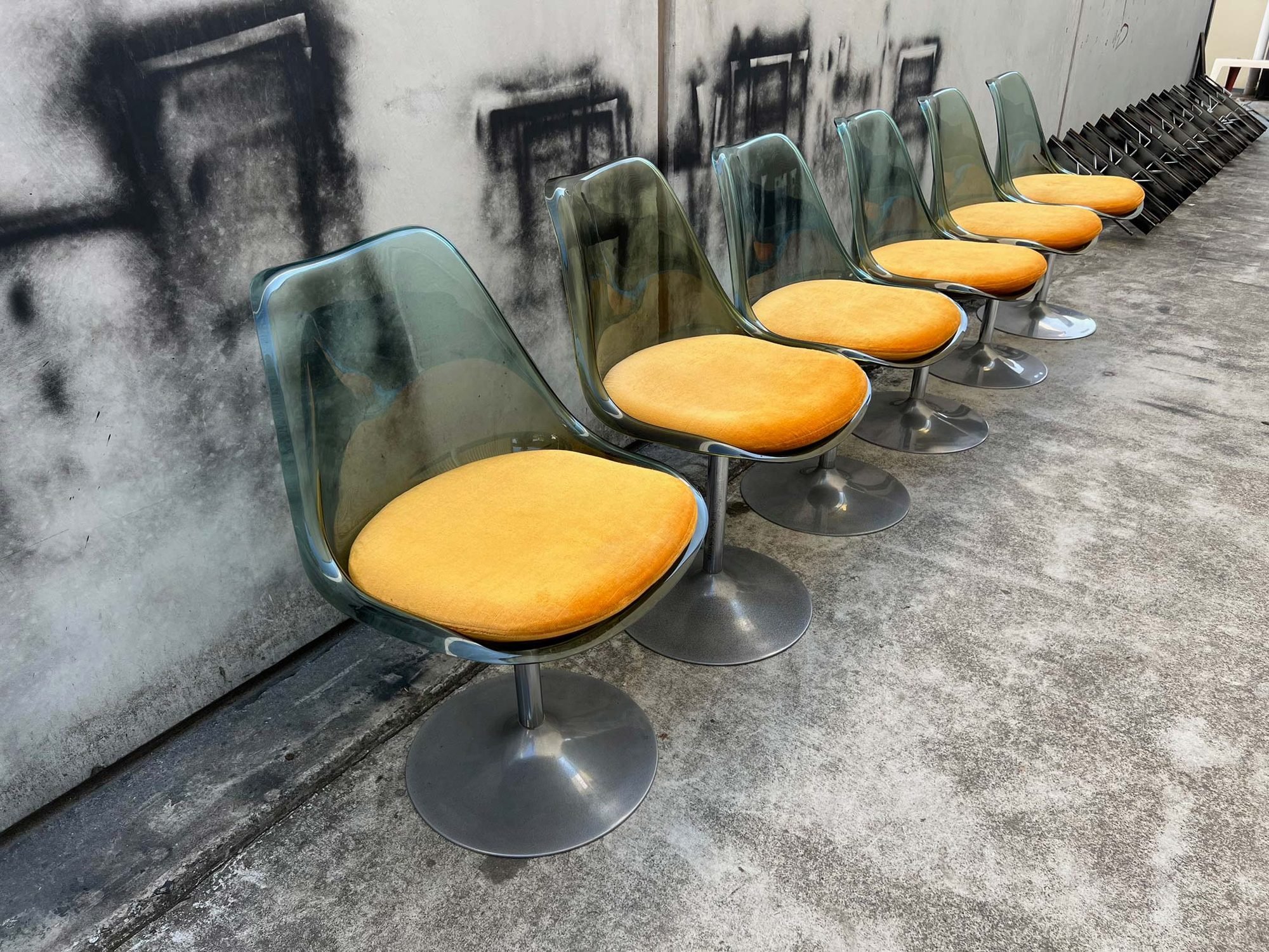 1970s-dining-set-with-six-tulip-chairs-and-smoked-glass-table-10.jpg