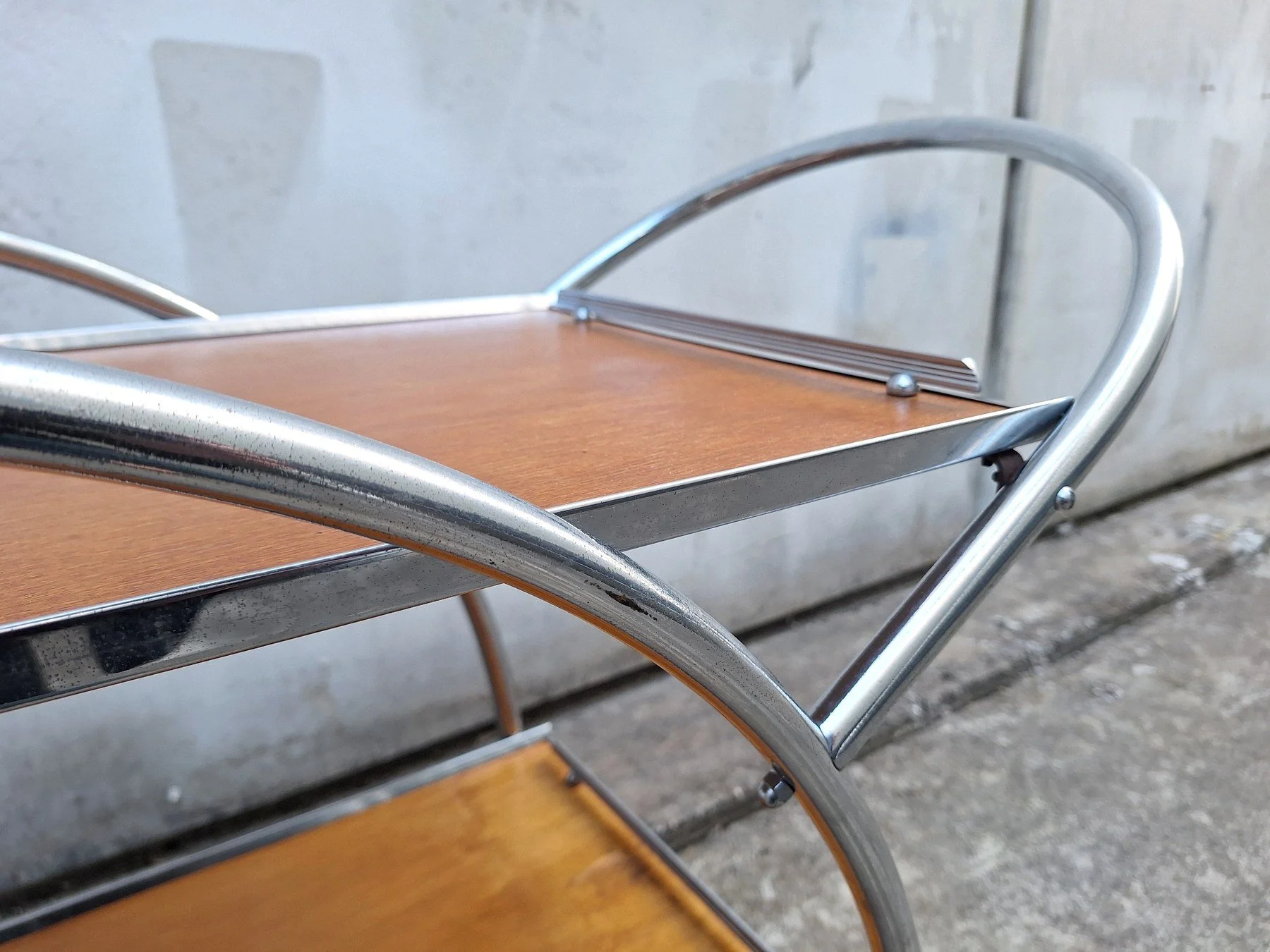 Chrome frame and shelf mounting detail on Ranleigh drinks trolley