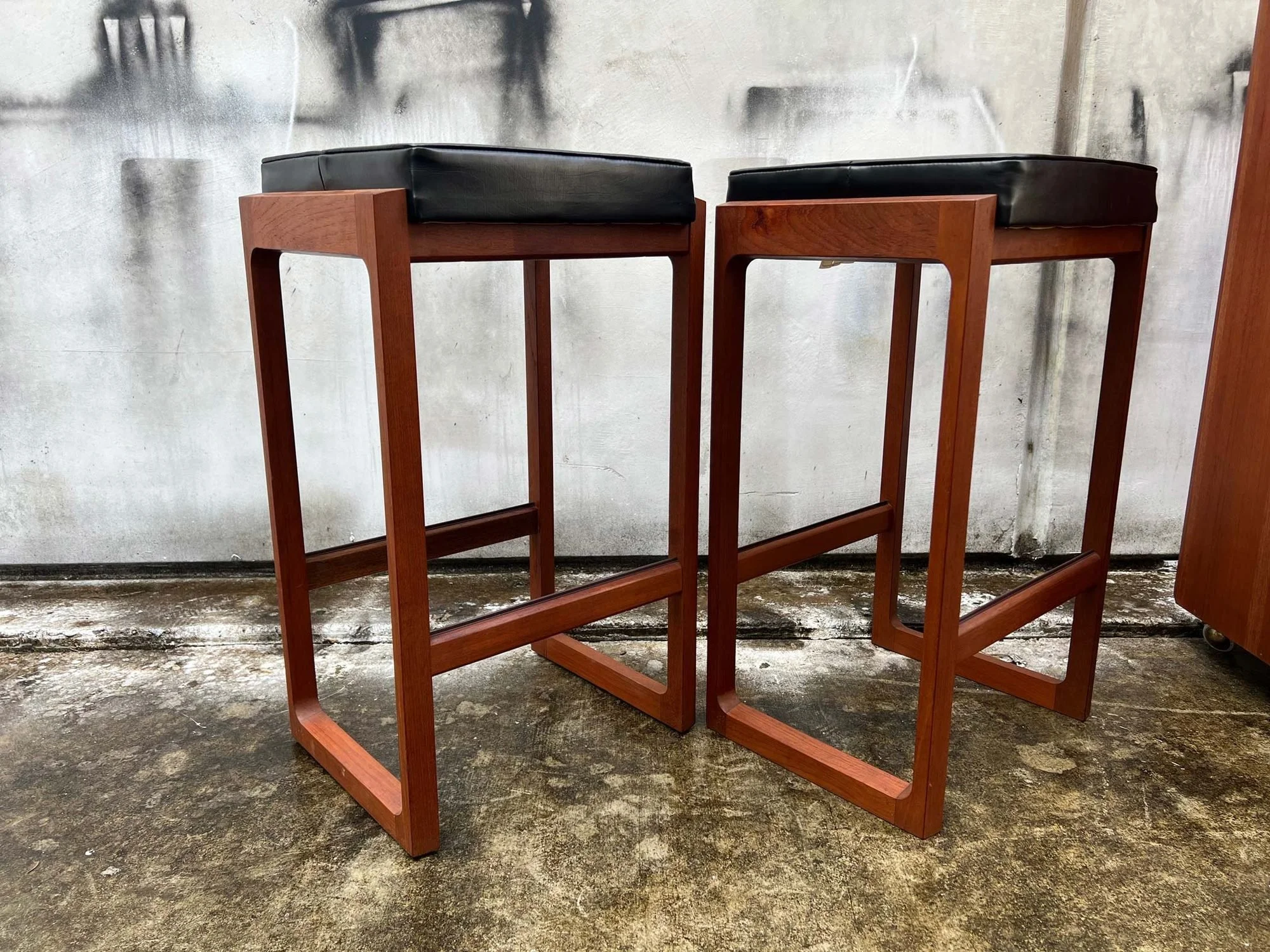 restored-chiswell-folding-teak-bar-with-bar-stools-7.jpg
