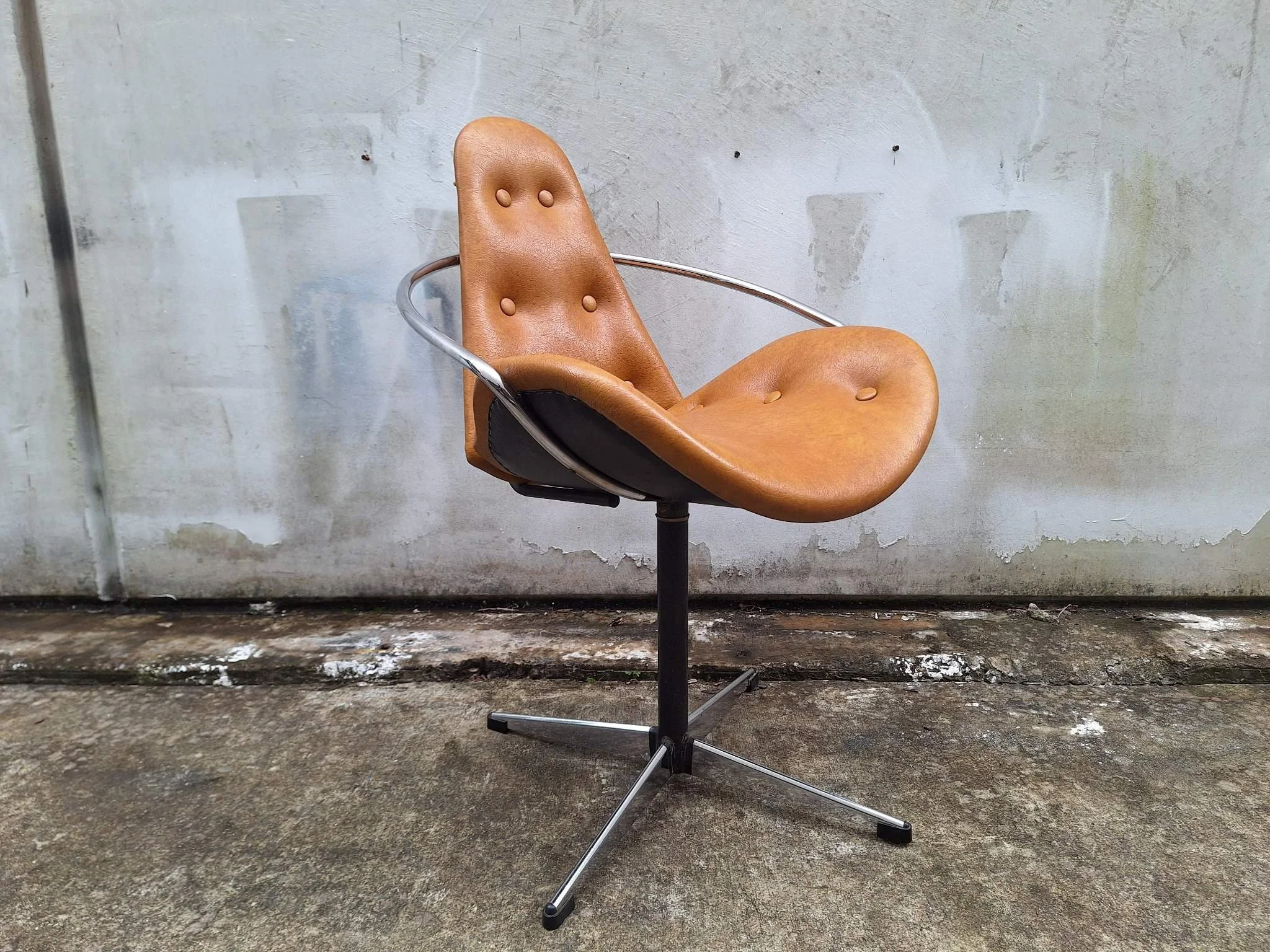 Italian Sputnik swivel chair side profile with chrome frame