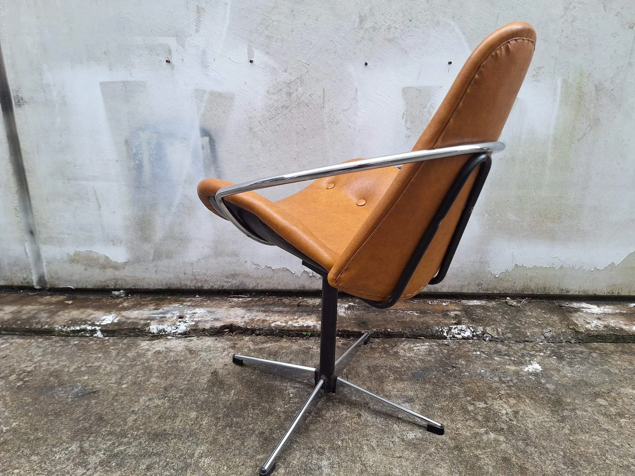 Three quarter view of Space Age swivel chair
