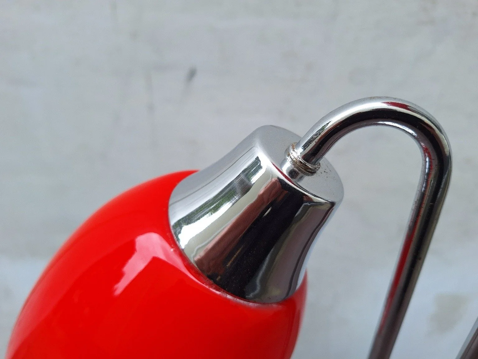 Close view of oxidation around the curved stem and lower shade fitting.