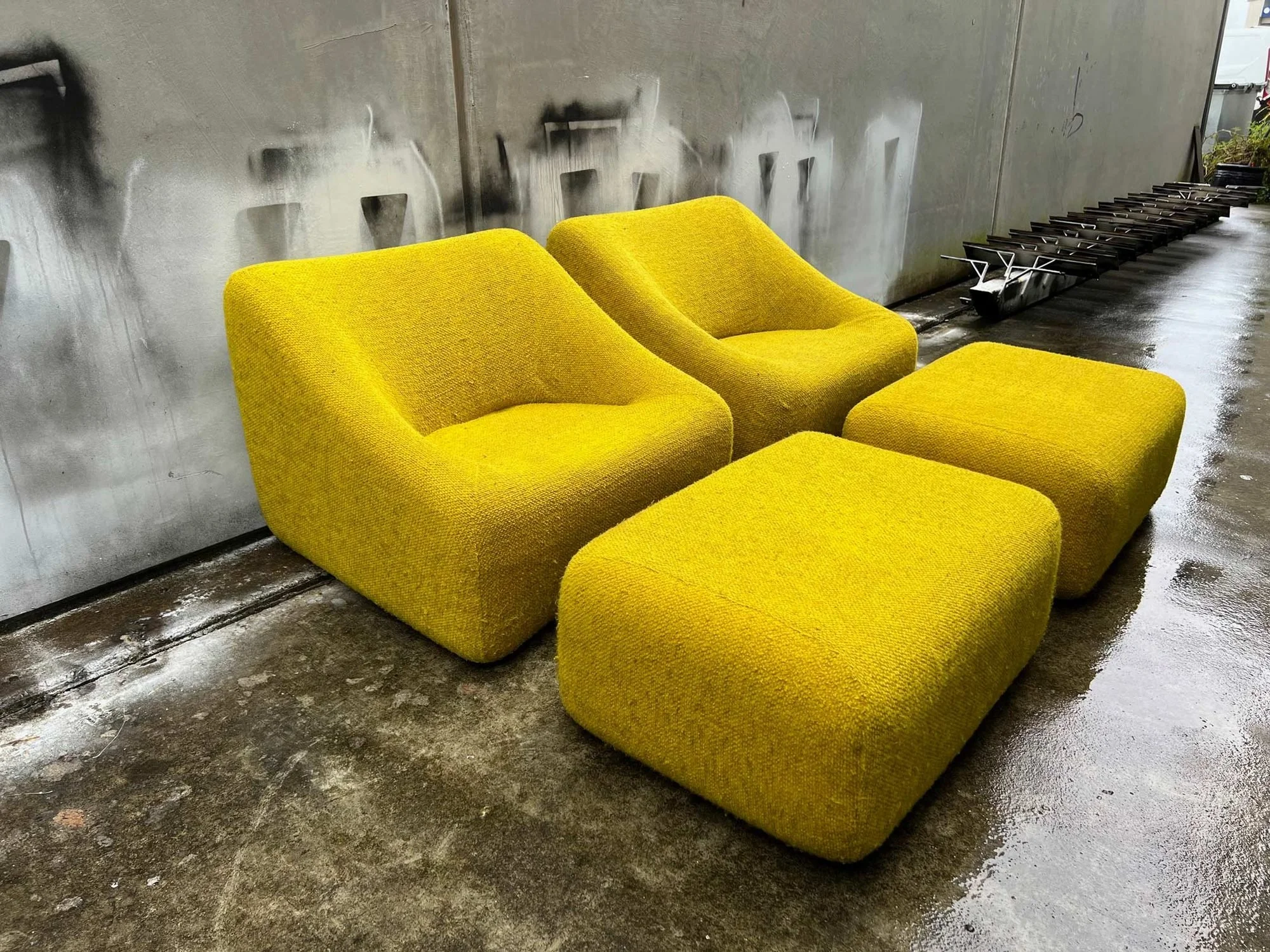 pair-of-1970s-featherston-numero-vii-chairs-with-ottomans-1.jpg