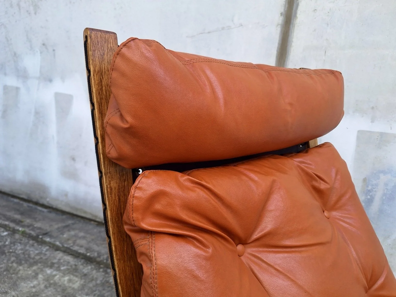 Cognac vinyl headrest and beechwood frame detail on Ingmar Relling Siesta chair