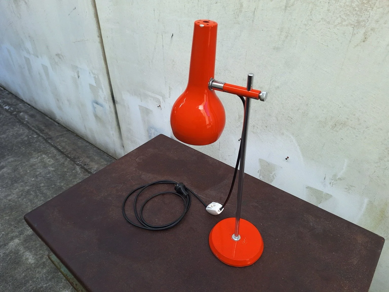 Vintage Oslo orange table lamp, three-quarter view