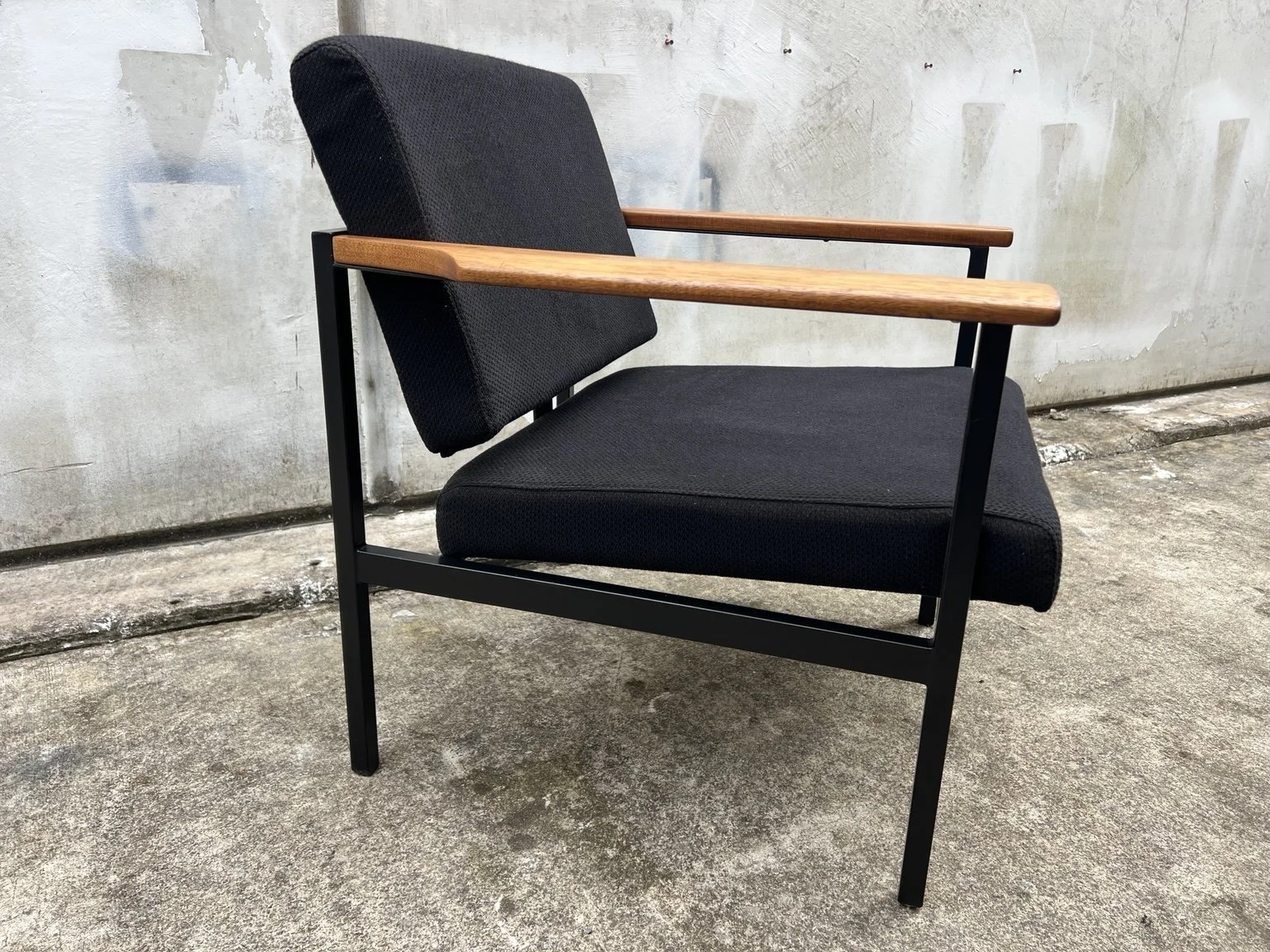 restored mid-century modern armchair 04