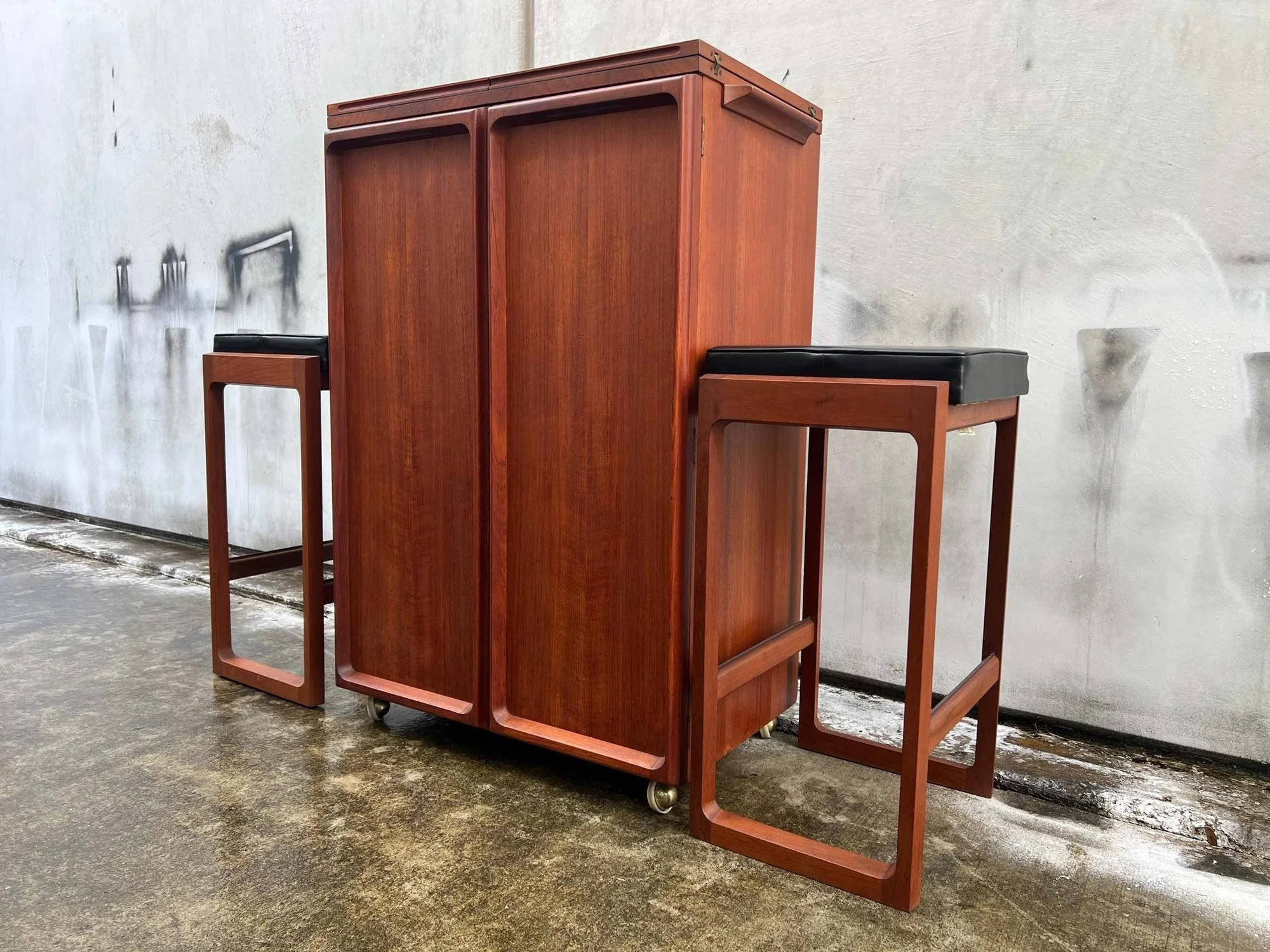 restored-chiswell-folding-teak-bar-with-bar-stools-3.jpg