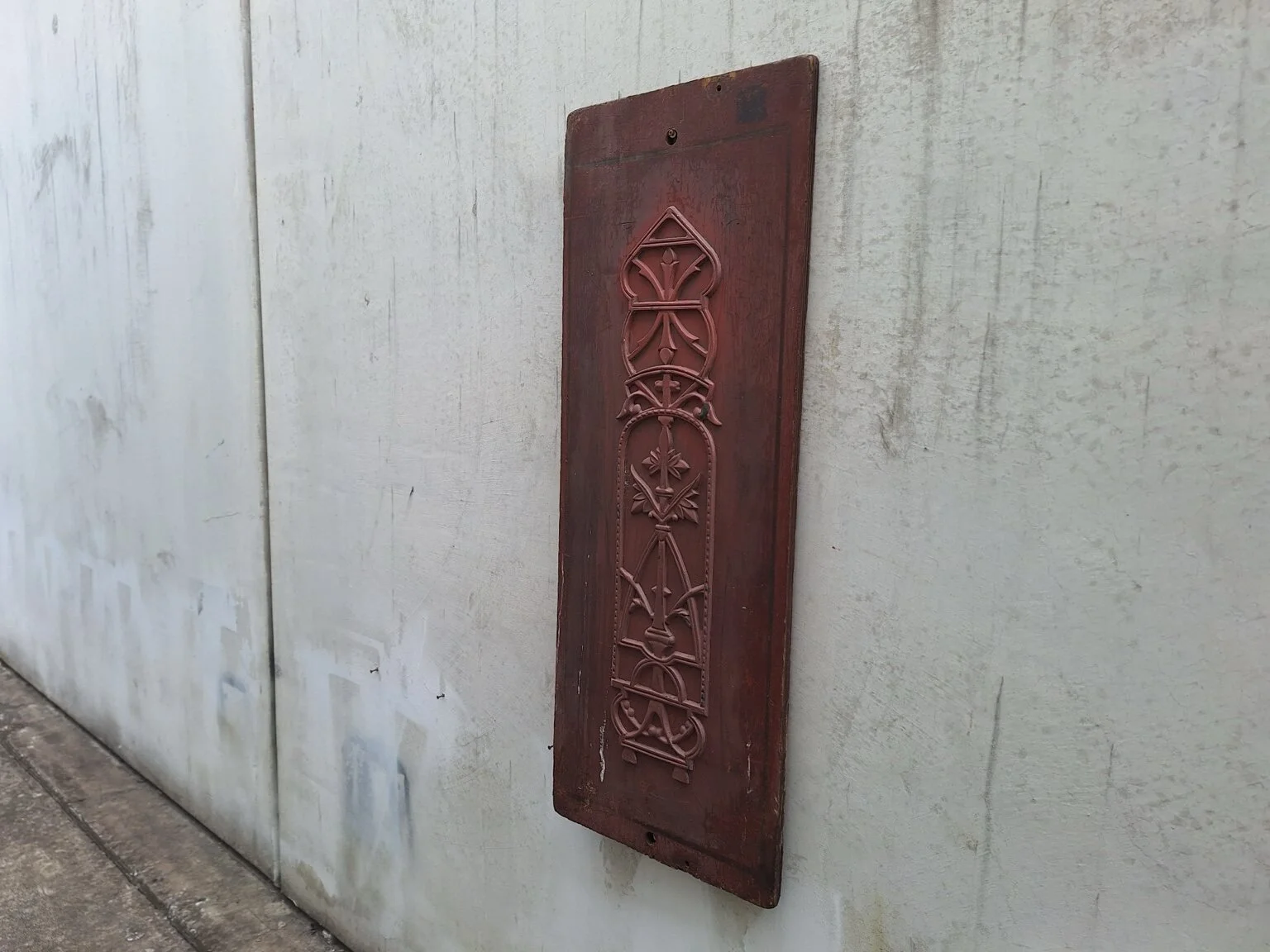 Angled view showing the depth of the vintage foundry pattern plate