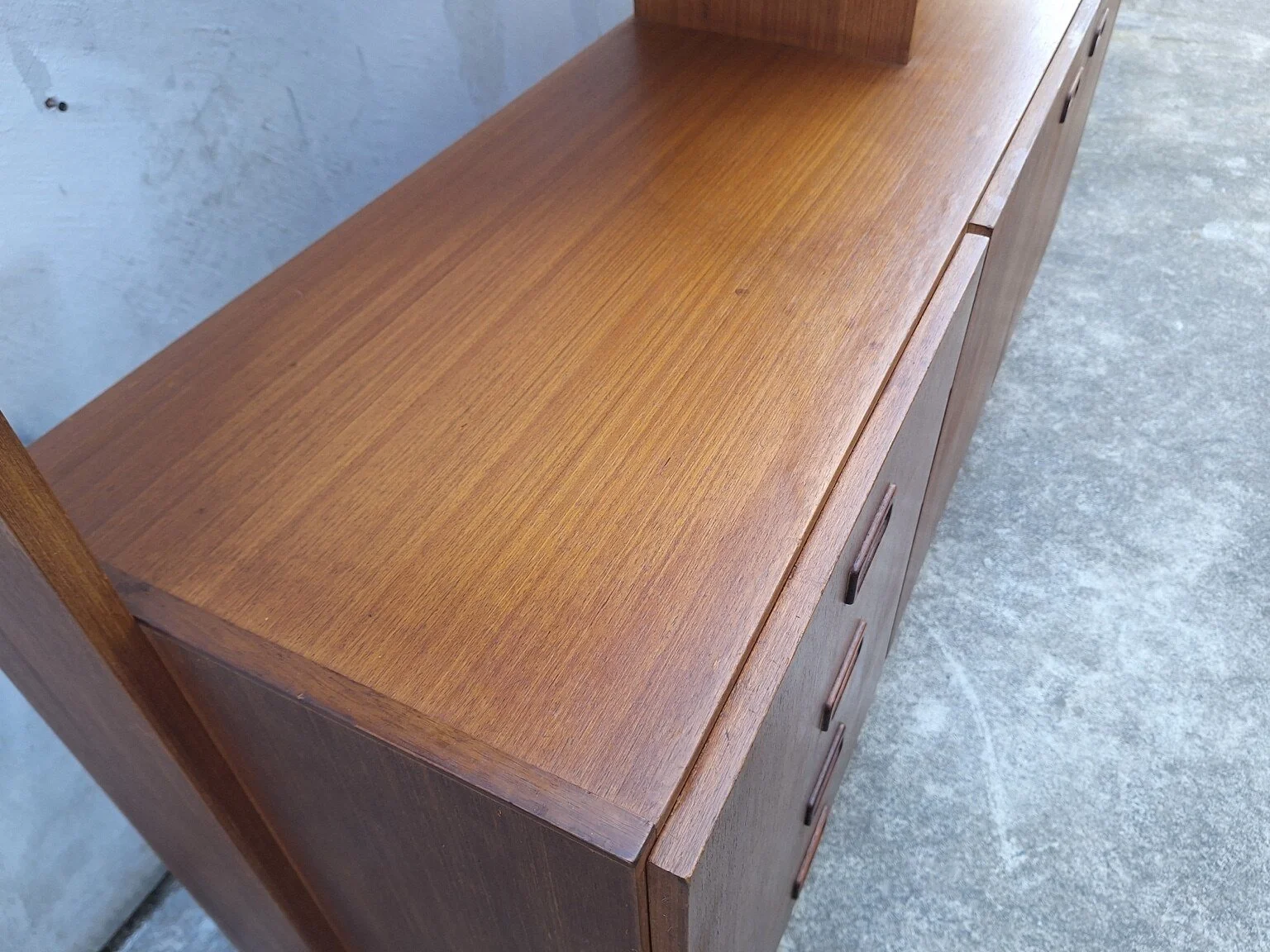 Close view of the restored timber-veneer top surface