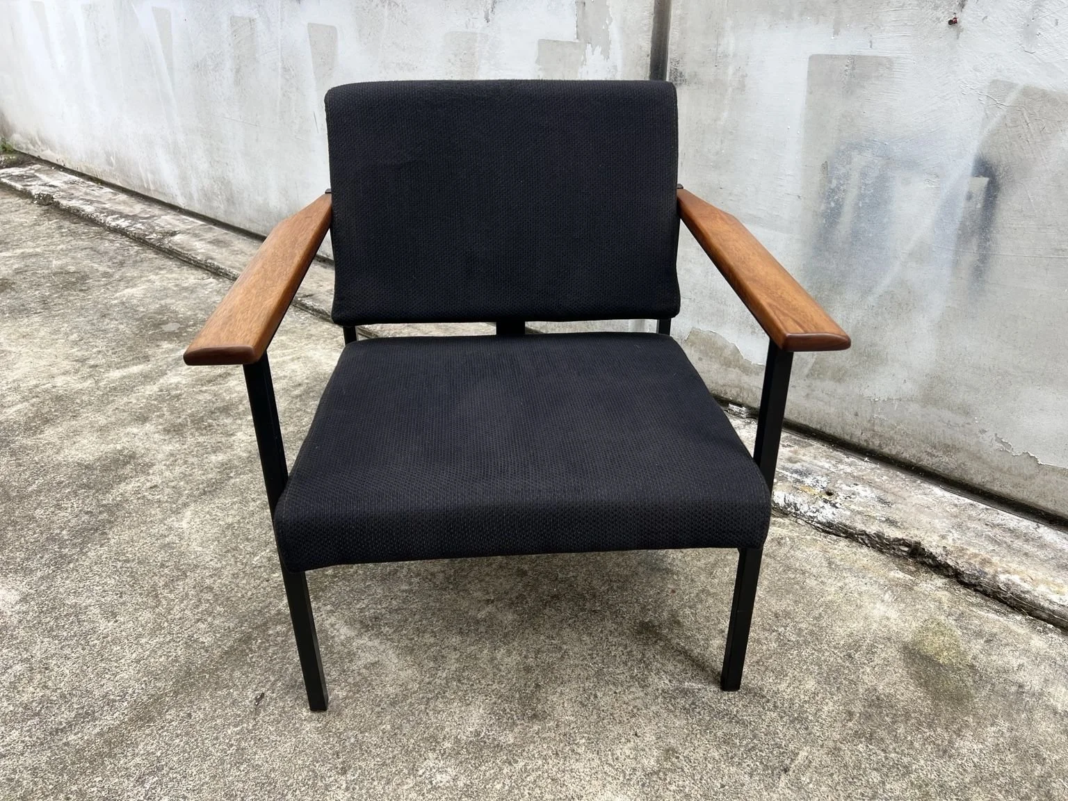 restored mid-century modern armchair 03
