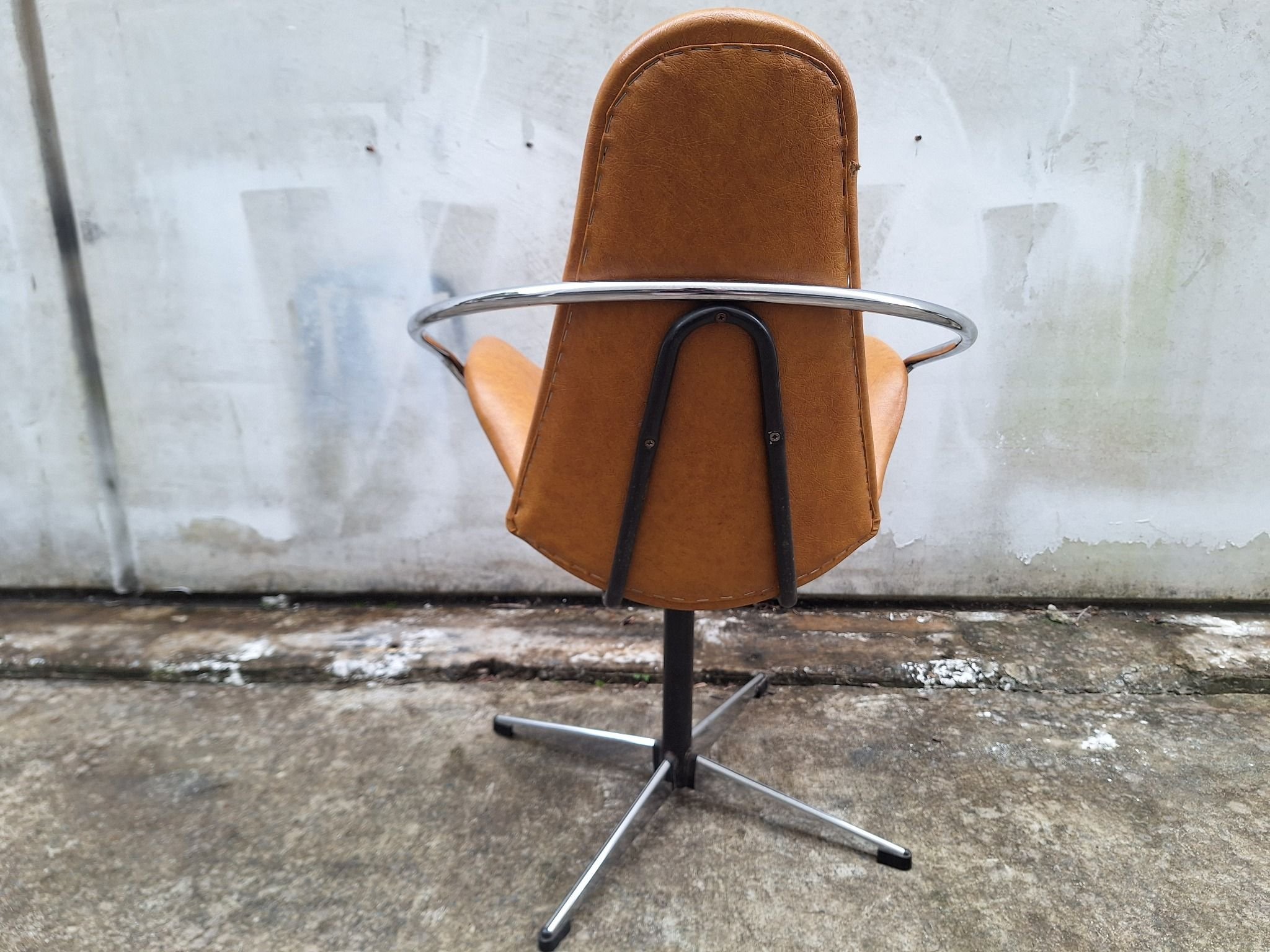 Rear view of vintage Italian Sputnik chair