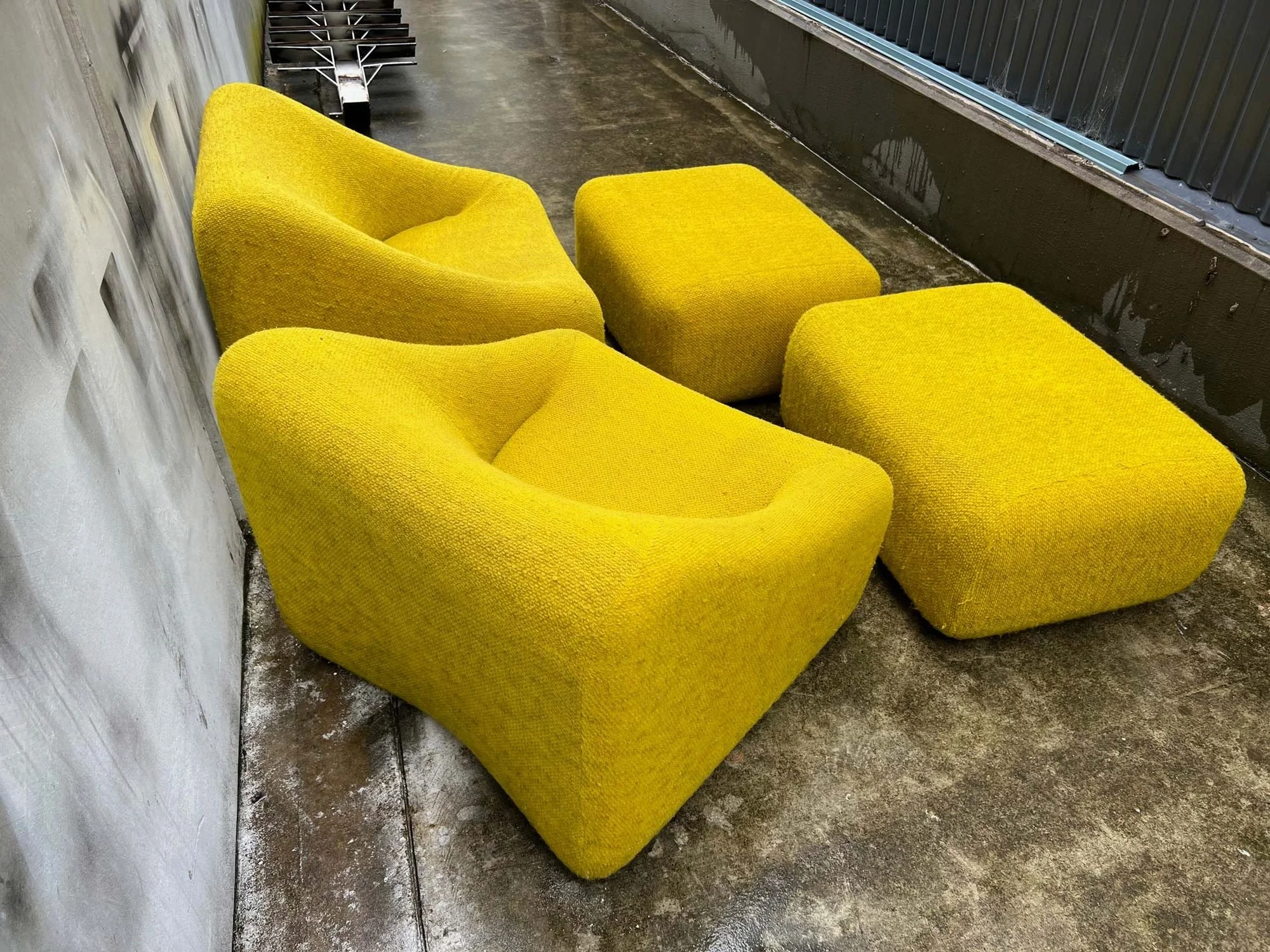 pair-of-1970s-featherston-numero-vii-chairs-with-ottomans-5.jpg