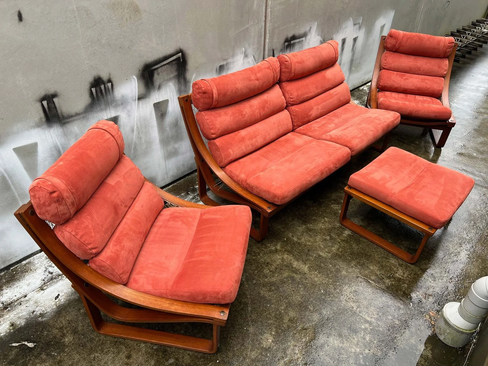 tessa-t4-leather-lounge-suite-by-fred-lowen-3.jpg