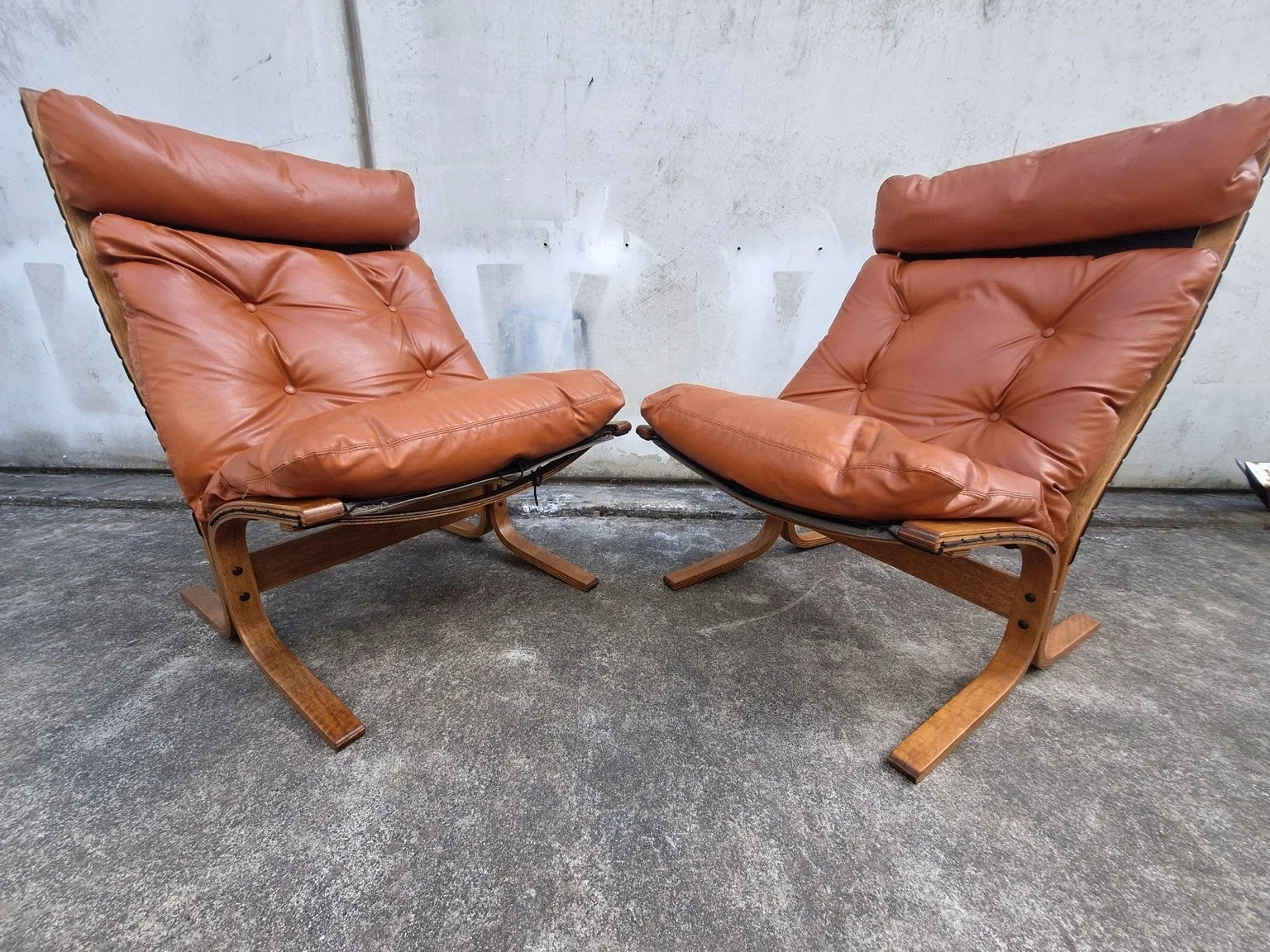 Pair of Ingmar Relling Siesta chairs in cognac vinyl and bent beechwood