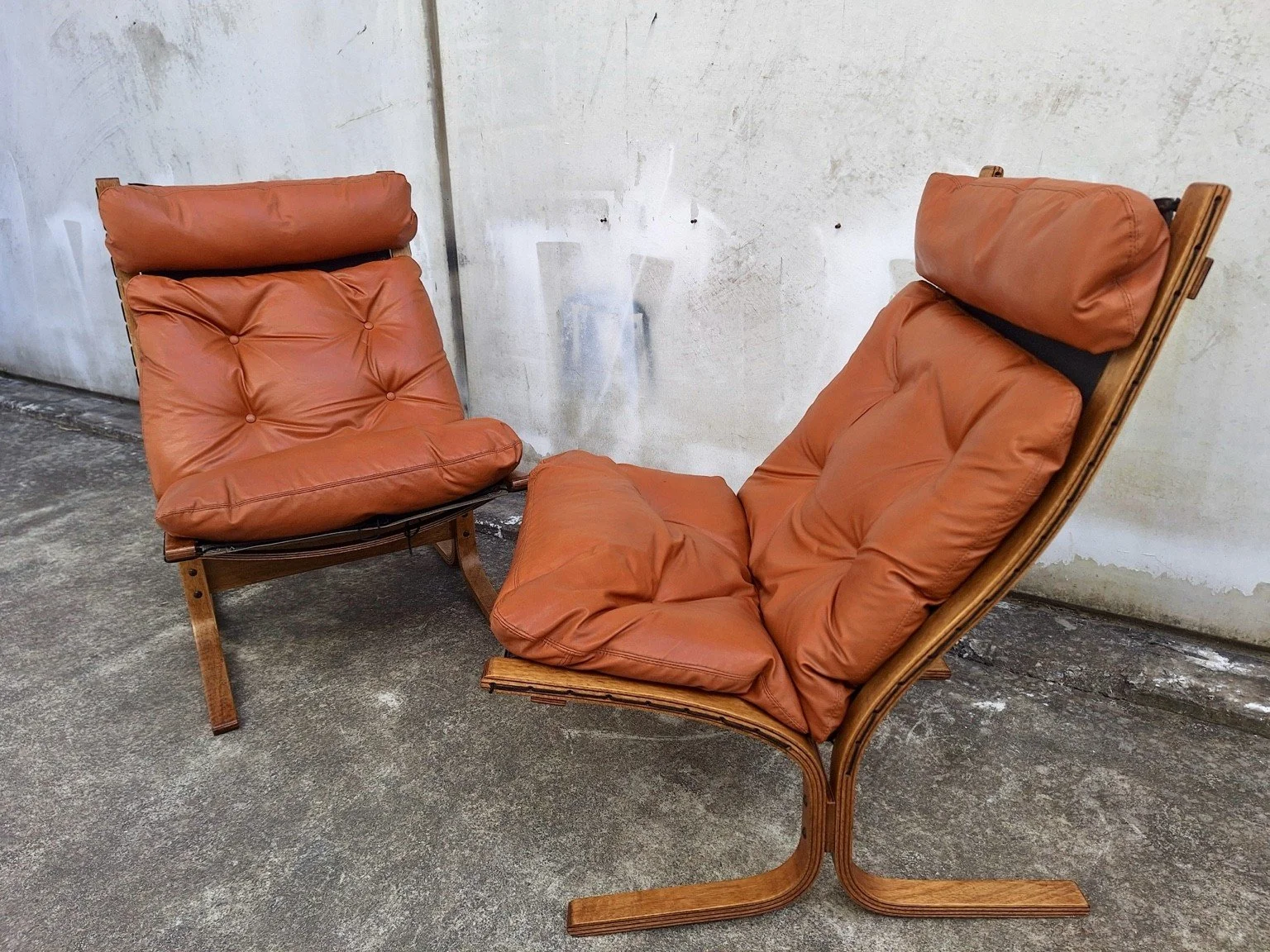 Pair of Norwegian Siesta lounge chairs by designer Ingmar Relling