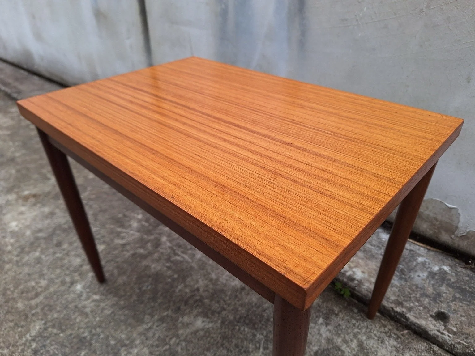 Angled view of the veneered tabletop and its timber grain.