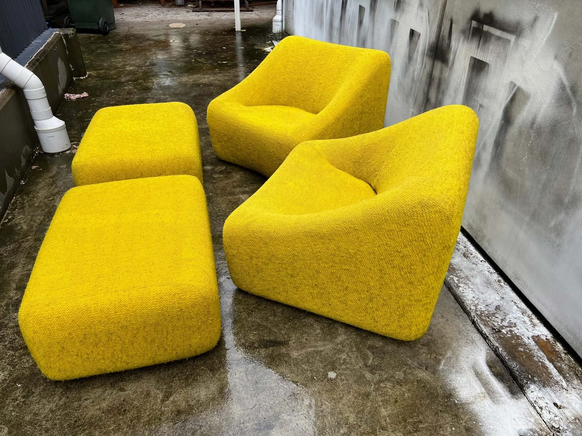 pair-of-1970s-featherston-numero-vii-chairs-with-ottomans-4.jpg