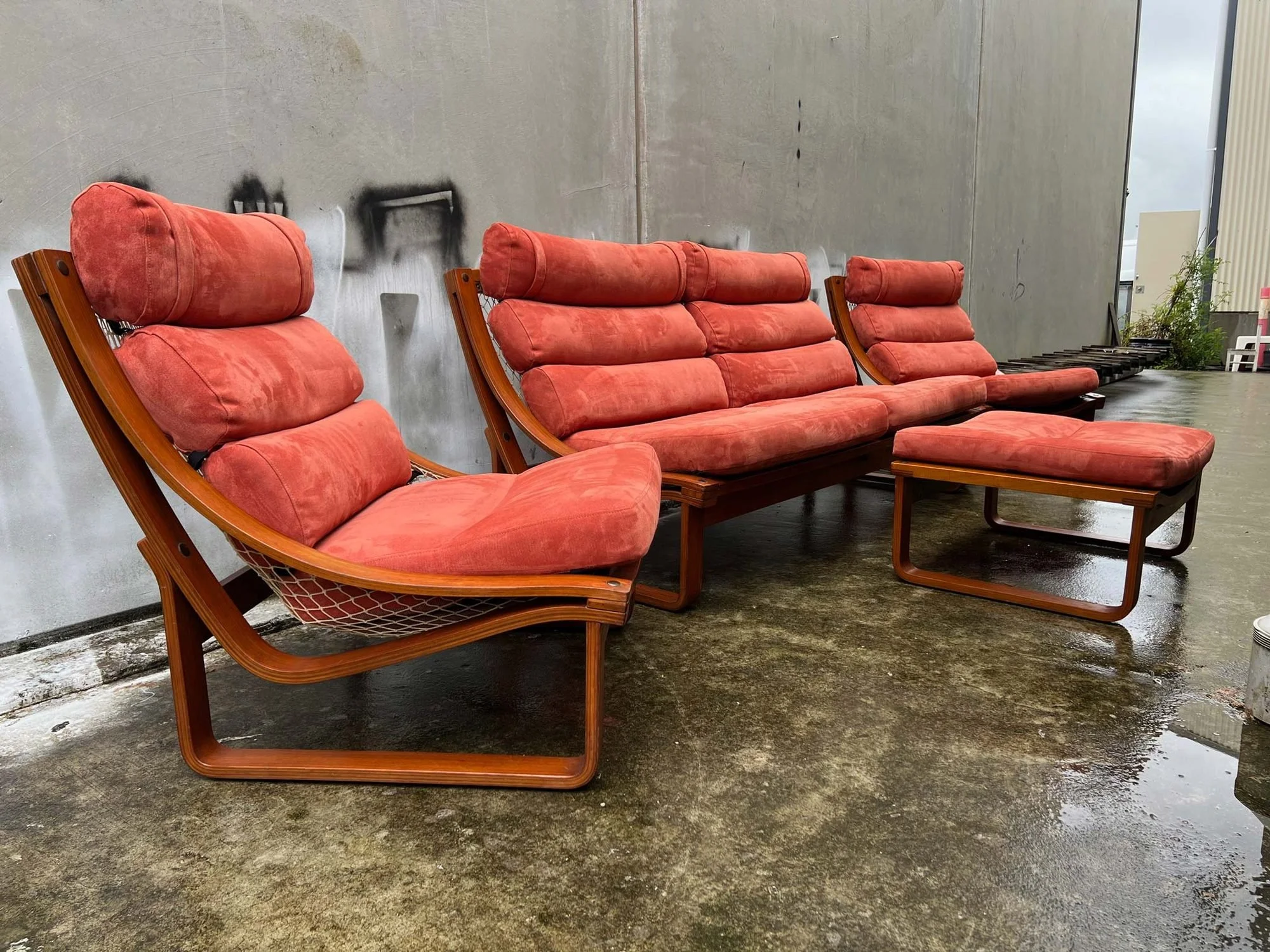tessa-t4-leather-lounge-suite-by-fred-lowen-1.jpg