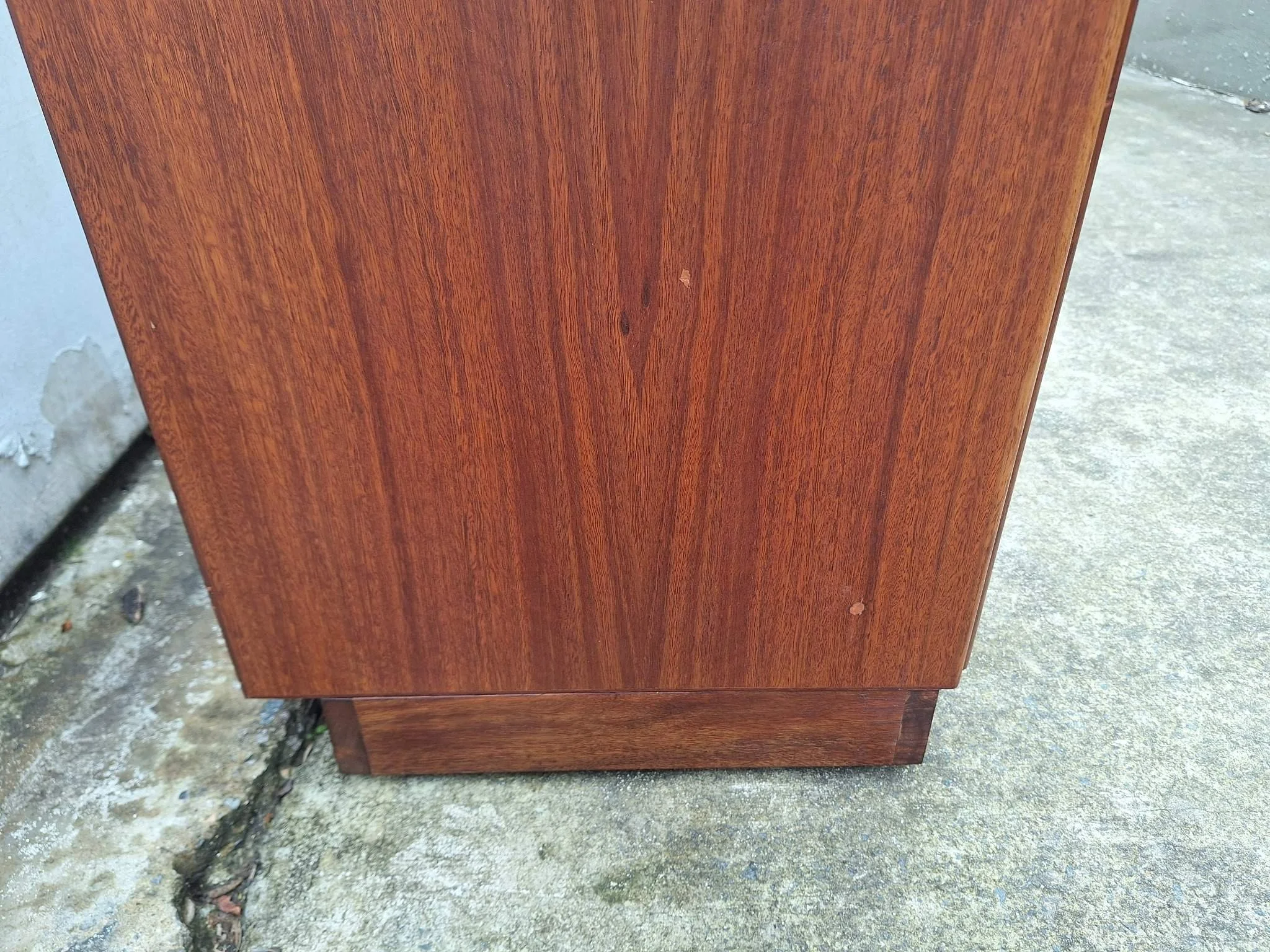 Blackbean cabinet side grain detail