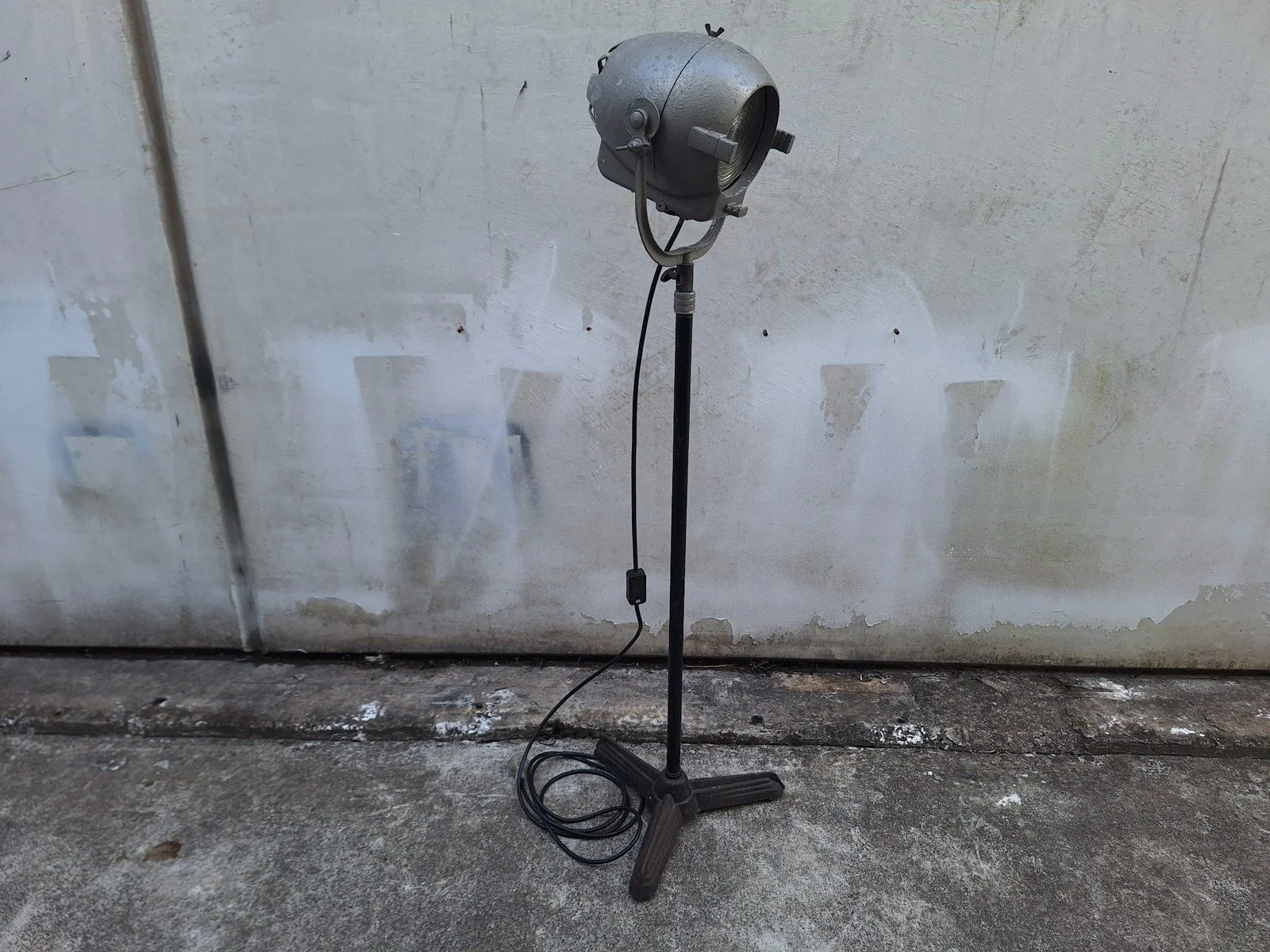 Full view of Strand Electric theatre floor lamp No. 1 on its black three-foot stand.