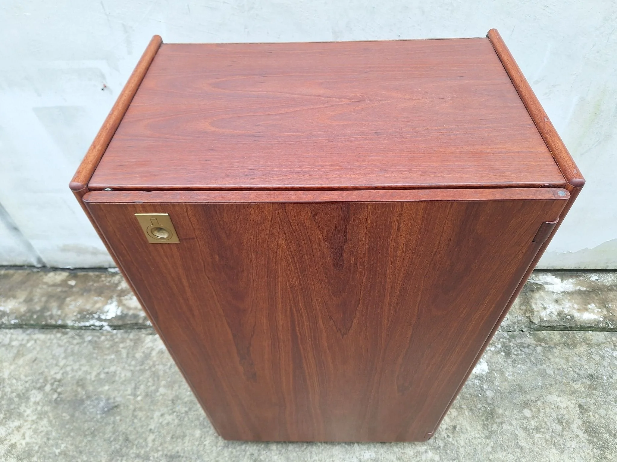 Blackbean cabinet top detail