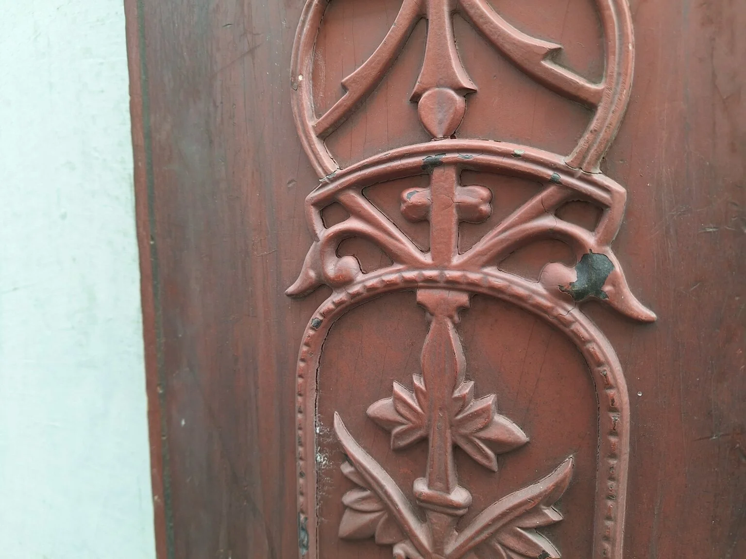 Central decorative pattern detail showing paint wear and small losses